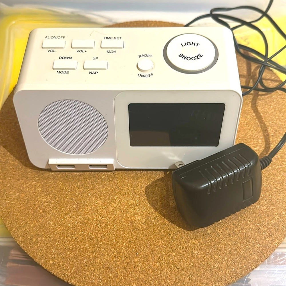 Alarm clock radio Digital FM LED display Radio w USB port, dual